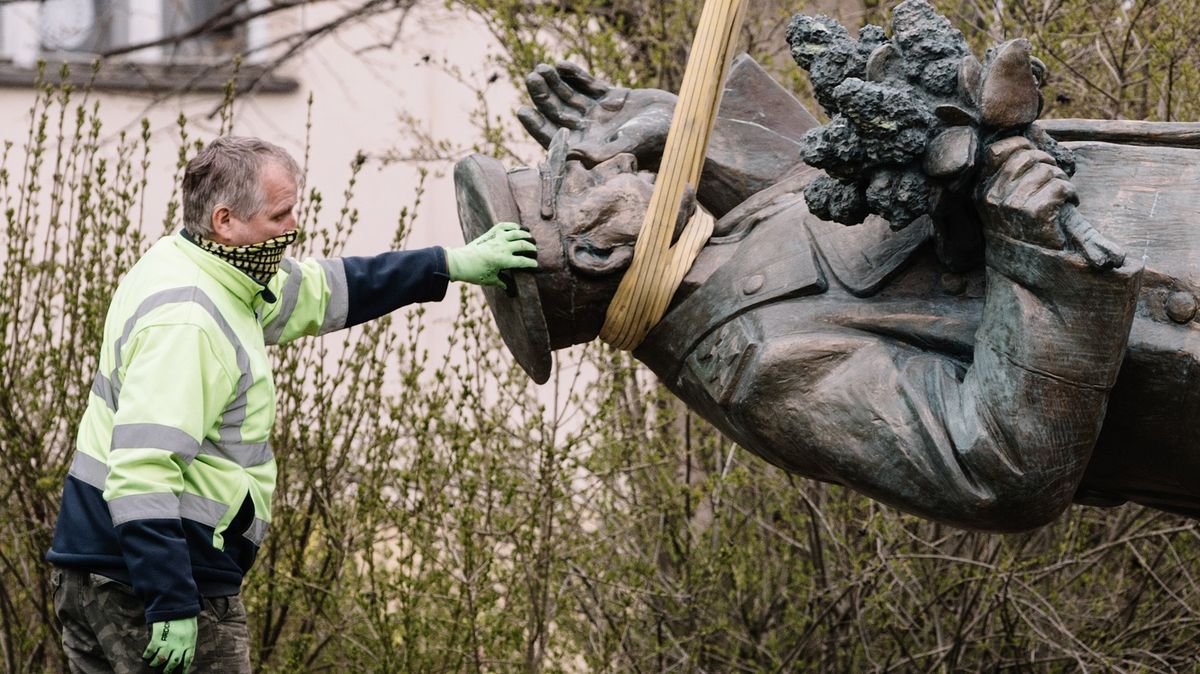 Ministr zahraničí: Jsme připraveni jednat o přesunu sochy Koněva do Ruska